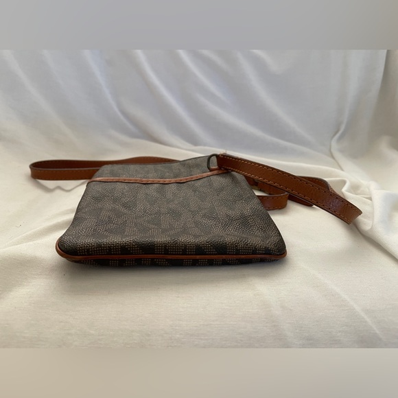 Michael Kors Signature Crossbody Purse/ Handbag - Picture 4 of 5